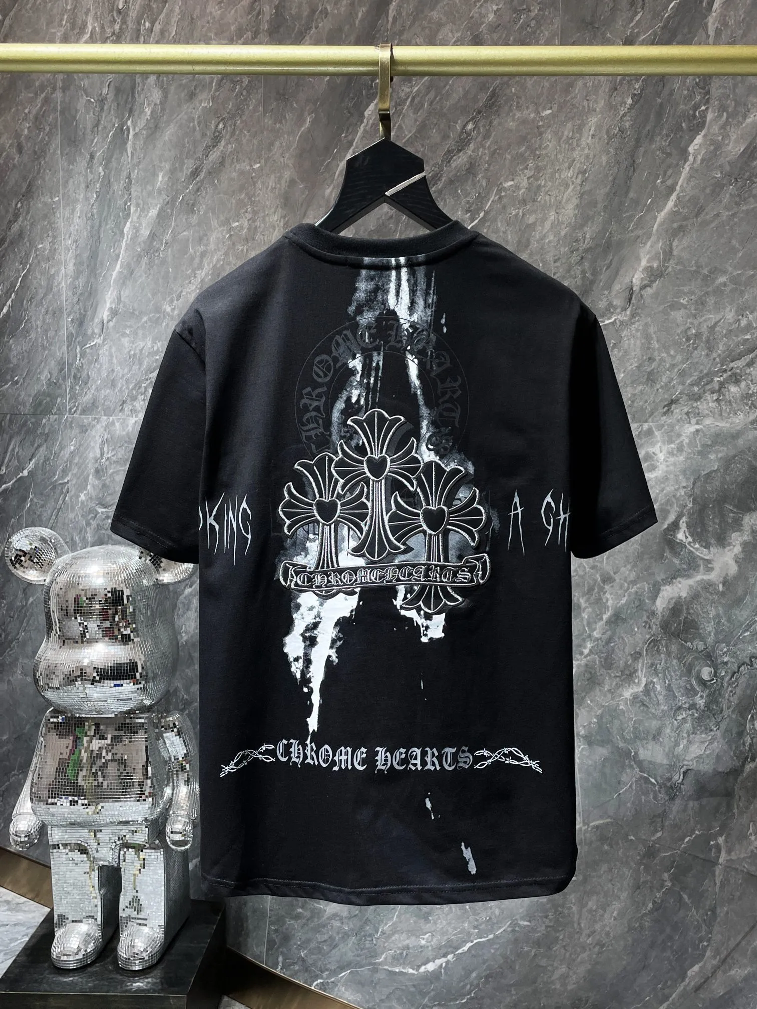 P164 New Chrome Hearts 24ss for summer. High-weight, environmentally friendly, high-quality top-grade fabric. 280g. Crocodile hoof embroidery, overlapping cross, spray-printed short sleeves. Imported environmentally friendly glue printing and dyeing. Counter synchronization. 1:1 replica version. Recommended color: black white. Size: S, M, L, XL